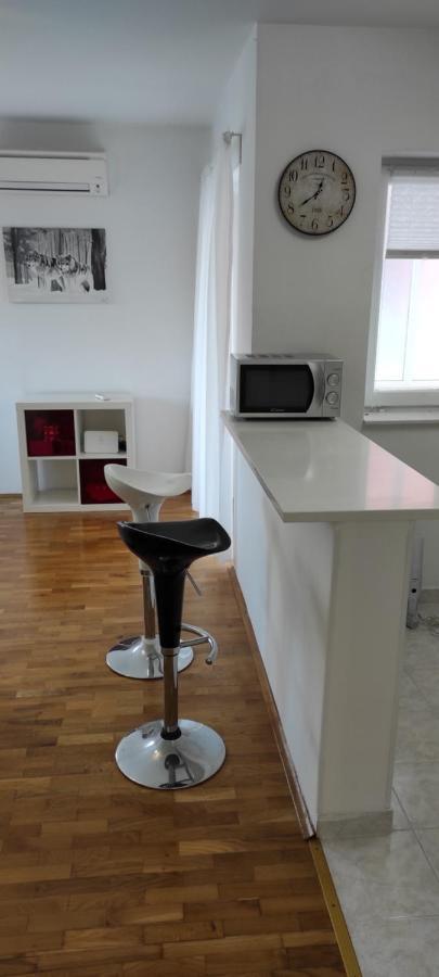 Apartman Eli Ровин Екстериор снимка