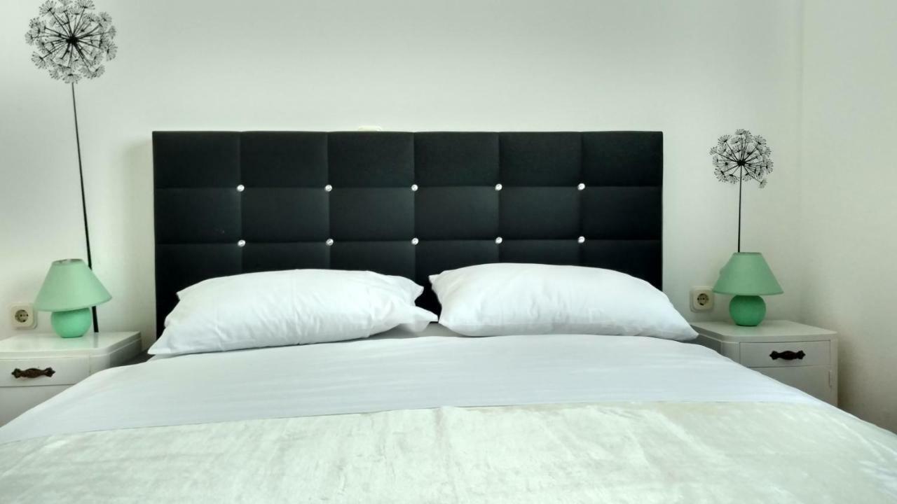 Apartman Eli Ровин Екстериор снимка