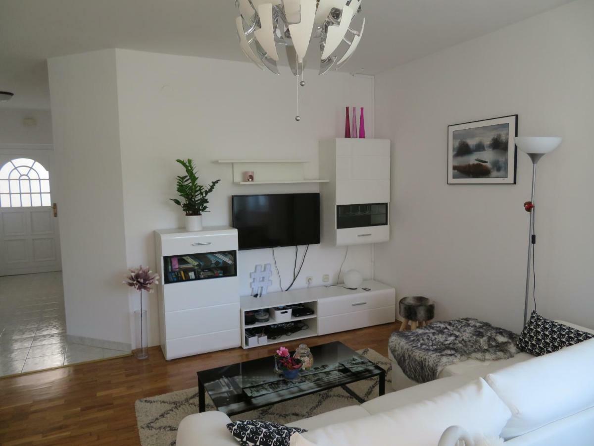 Apartman Eli Ровин Екстериор снимка