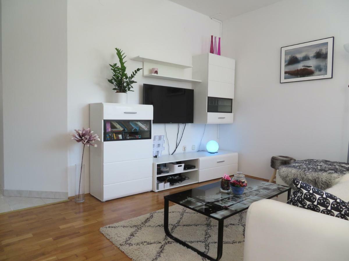 Apartman Eli Ровин Екстериор снимка